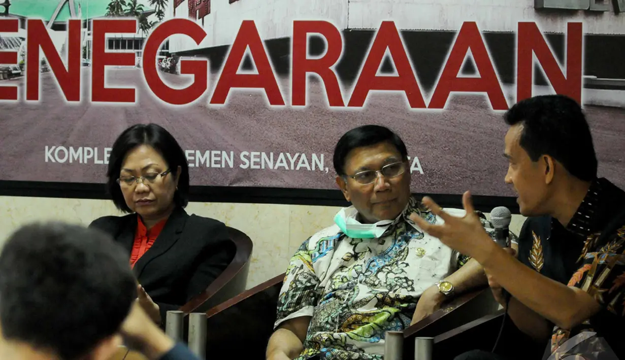 Pakar hukum tata negara Refli Harun (kanan) menjadi pembicara dialog kenegaraan bertemakan Check and balances antar lembaga negara MPR, DPR, DPD, Presiden, Senayan, Jakarta, Rabu (15/10/2014) (Liputan6.com/Andrian M Tunay)
