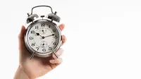 Jam sangat penting untuk meminimalkan gangguan, jadwalkan perjalanan selama waktu tidur siang atau larut malam. (Sumber: Freepik).