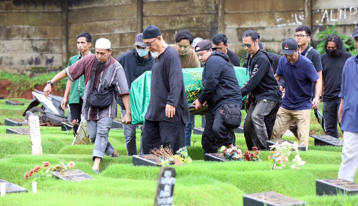 Donny Fattah wafat pada usia 76 tahun. Tampak dalam foto, beberapa kerabat dan keluarga membawa jenazah Donny Fattah di Tempat Pemakaman Umum (TPU) Kampung Kandang, Jagakarsa, Jakarta Selatan, Sabtu (7/3/2026). (Kapanlagi.com/Budy Santoso)
