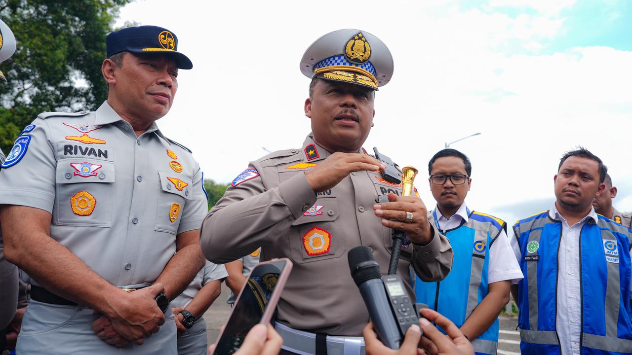Kakorlantas Polri Brigjen Agus Suryonugroho meninjau jalur di KM 92 Tol Cipularang, Purwakarta, Jawa Barat, pada Minggu (9/2/2025).