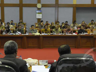 Komisi X DPR RI resmi menggelar Rapat Kerja (Raker) dengan Kementerian Pemuda dan Olahraga (Kemenpora) di ruang rapat Komisi X, Gedung MPR/DPR/DPD, Komplek Parlemen, Senayan, Jakarta, Selasa (20/01/2015). (Liputan6.com/Andrian M Tunay)