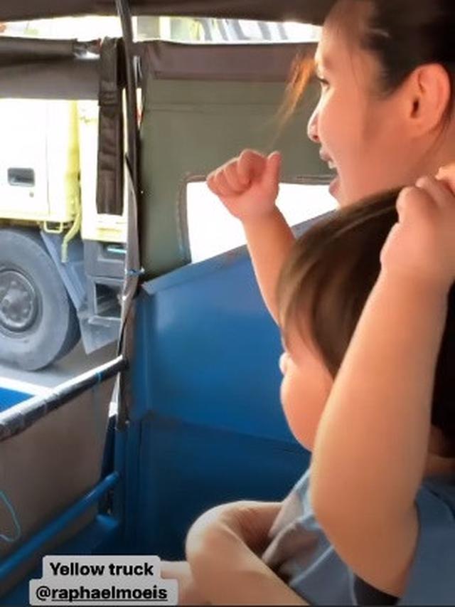 7 Potret Sederhana Raphael Moeis dan Sandra Dewi Naik Bajaj