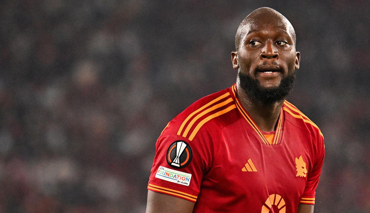 <p>Pemain AS Roma, Romelu Lukaku pada laga Grup G Liga Europa 2023/2024 di Olympic Stadium, Roma, Italia, Jumat (6/10/2023) dini hari WIB. Satu gol Lukaku pada laga ini menambah catatannya menjadi 7 gol di semua kompetisi bersama AS Roma. (AFP/Alberto Pizzoli)</p>