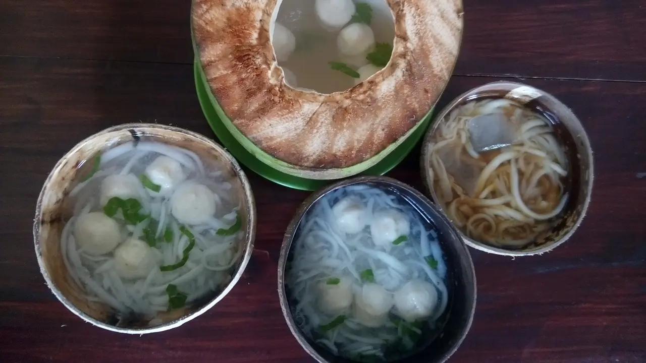 Cara Baru Menikmati Menu Bakso Ikan Degan dalam Batok Kelapa