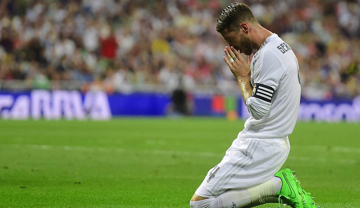 5. Sergio Ramos, kemungkinan bek bernomor punggung 4 ini akan melakukan reuni dengan Jose Mourinho di MU. Diberitakan Express via Tutto Mercato Web, selain Setan Merah, bek Spanyol itu juga menjadi buruan dari Chelsea. (AFP/Pierre-Philippe Marcou)