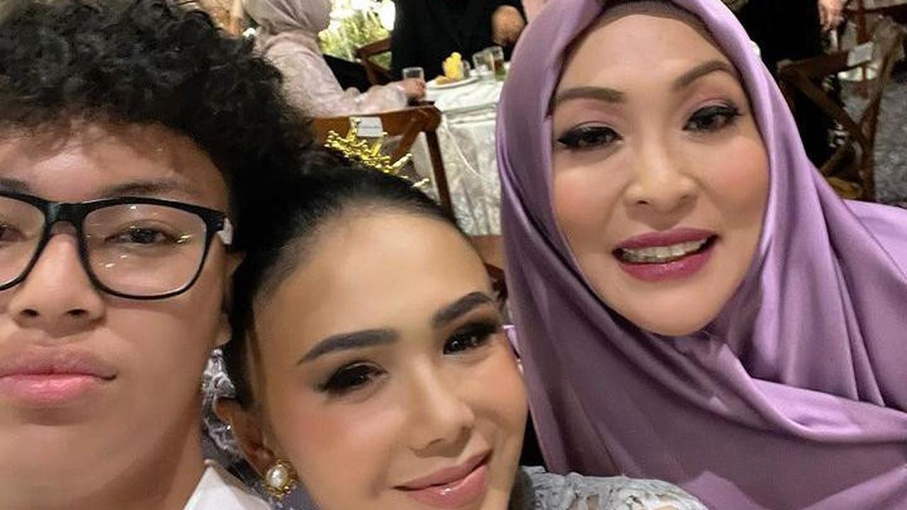 Potret Angelina bersama dengan Keanu dan Yuni Shara (Sumber: Instagram/@angelinasondakh09)