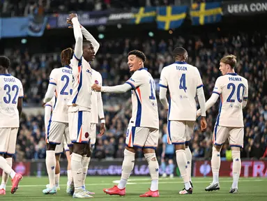 Pemain Chelsea, Nicolas Jackson melakukan selebrasi bersama rekan-rekannya setelah mencetak gol ke gawang Djurgardens dalam laga leg 1 semifinal Conference League 2024/2025 di 3Arena, Stockholm, Swedia, Kamis (01/05/2025) waktu setempat. (AFP/Jonathan Nackstrand)