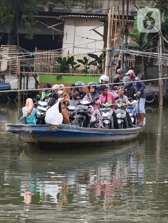 Keberadaan jasa penyeberangan menggunakan perahu eretan sudah ada sejak beberapa tahun terakhir. (merdeka.com/Arie Basuki)