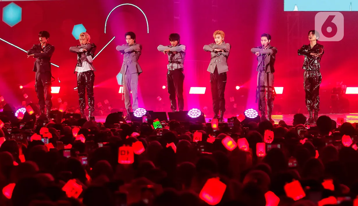 Penampilan NCT Dream dalam konser bertajuk The Dream Show 2 in Jakarta hari pertama di Indonesia Convention Exhibition atau ICE BSD, Tangerang, Sabtu (4/3/2023) malam. Dalam konser yang digelar mulai 4 hingga 6 Maret 2023 ini, NCT Dream datang dengan formasi lengkap dengan 7 anggota, yaitu Mark, Jeno, Jaemin, Haechan, Renjun, Chenle, dan Jisung. (Liputan6.com/Angga Yuniar)