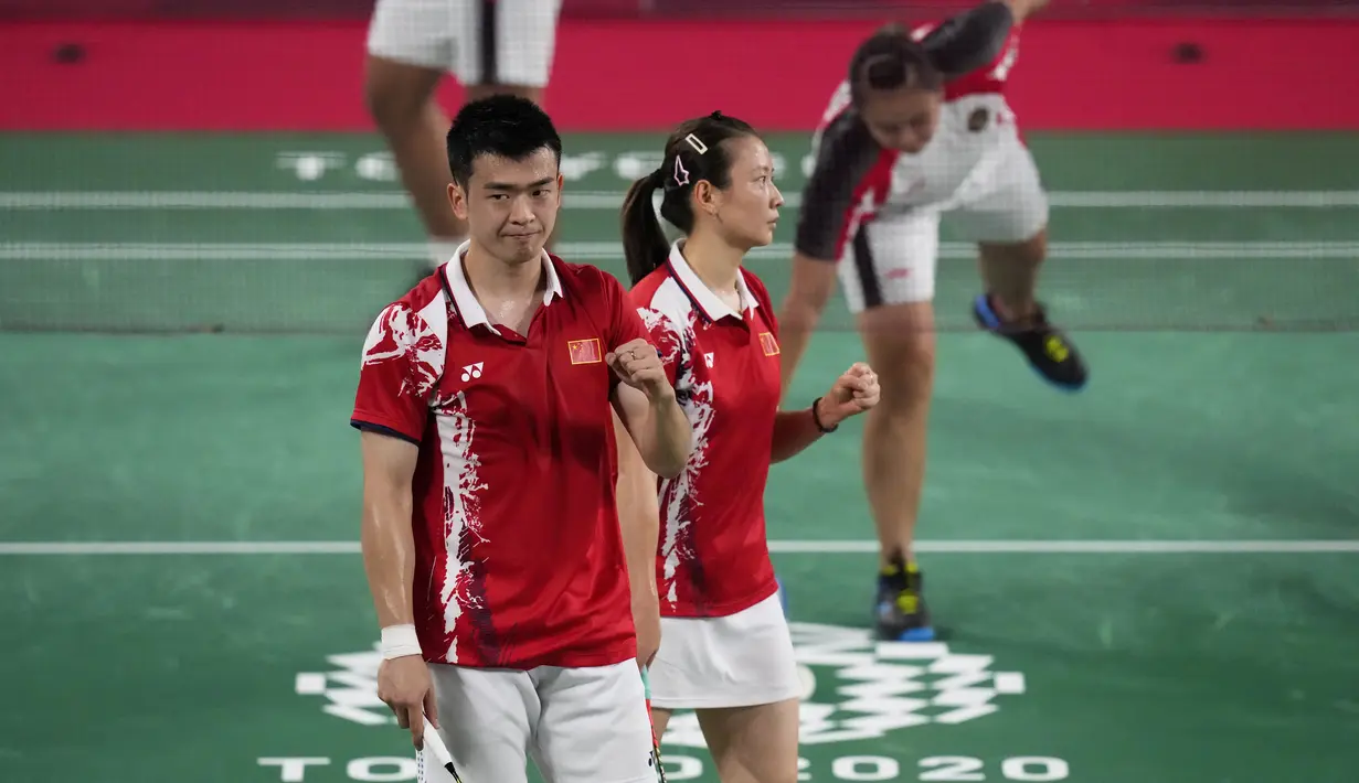 Pebulu tangkis China Zheng Si Wei (kiri) dan Huang Ya Qiong saat melawan pebulu tangkis Indonesia Praveen Jordan dan Melati Daeva Oktavianti pada pertandingan perempat final ganda campuran Olimpiade 2020 di Tokyo, Jepang, Rabu (28/7/2021). Praveen / Melati kalah. (AP Photo/Markus Schreiber)