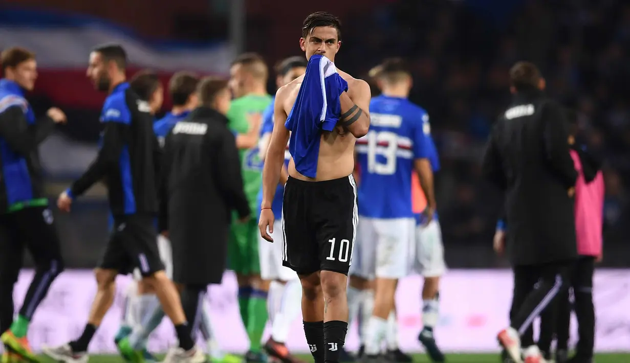 Penyerang Juventus, Paulo Dybala usai pertandingan melawan Sampdoria pada lanjutan Liga Serie A italia di Stadion Luigi Ferraris di Genoa, Italia, (19/11). Sampdoria menang 3-2 atas Juventus. (AFP Photo/Marco Bertorello)