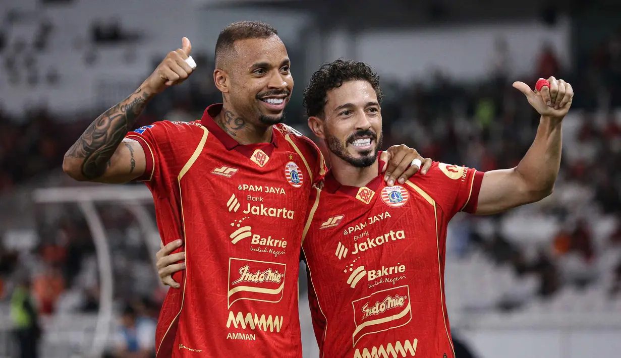 Pemain Persija, Gustavo Almeida dos Santos (kiri) dan Jean Mota Oliveira de Sousa merayakan kemenangan atas Persis Solo pada pertandingan pekan ke-30 BRI Super League 2025/2026 di Stadion Utama Gelora Bung Karno (SUGBK), Jakarta, Senin 27 April 2026 malam WIB. (Bola.com/Abdul Aziz)