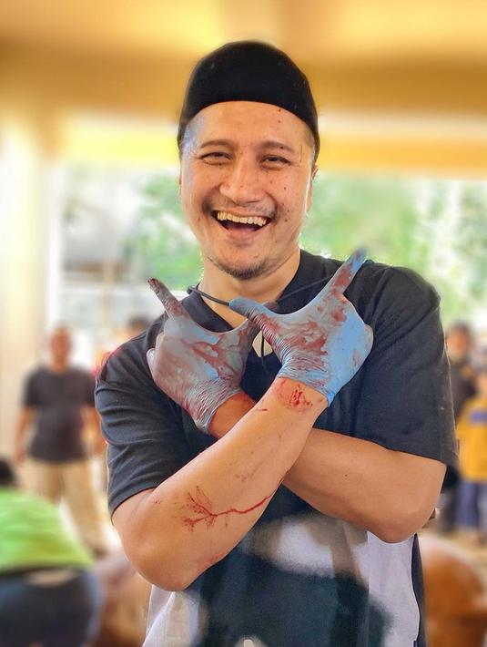 Arie Untung potong sendiri hewan qurban (Instagram/ariekuntung)