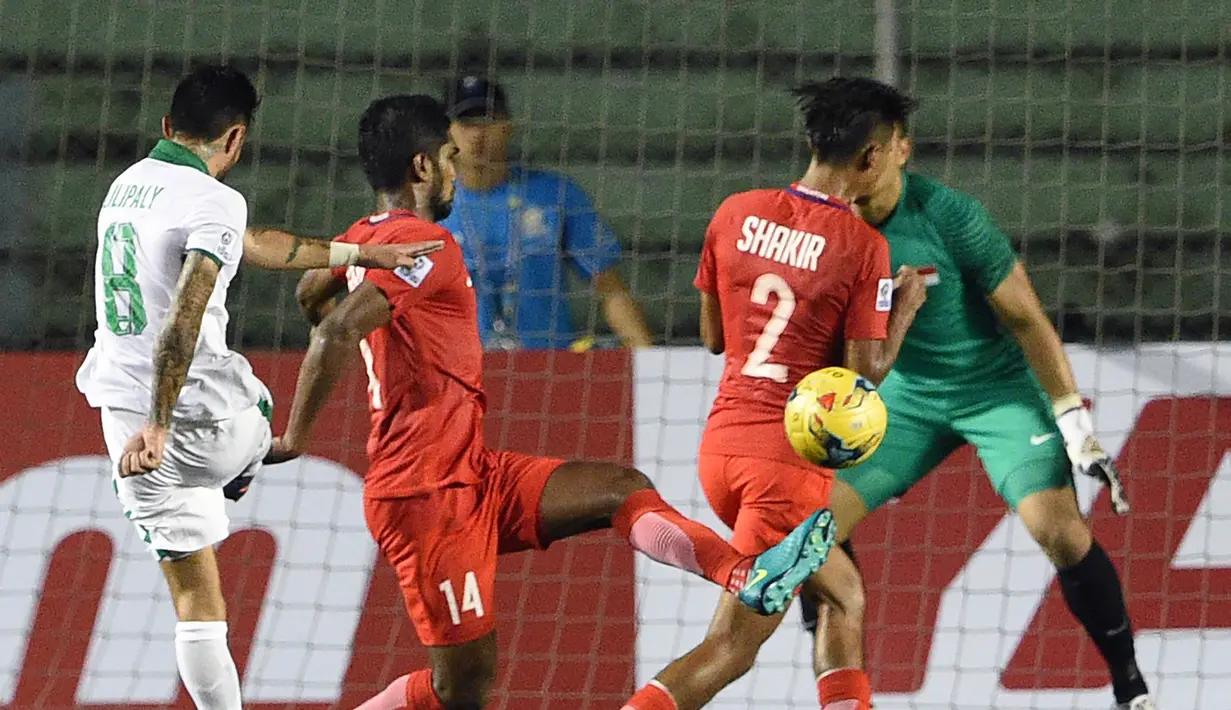 Stefano Lilipaly melepaskan tendangan ke arah gawang Singapura saat Piala AFF 2016, Manila, Jumat (25/11). Gol dari Stefano Lilipaly merubah keadaan menjadi 2-1 untuk Indonesia. (AFP PHOTO / Ted Aljibe)