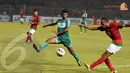 Pemain belakang Usamath Ibrahim (nomor 20) berusaha menghalangi laju Roni Esar Feliks Beroperay (Liputan6.com/Helmi Fithriansyah)