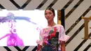 Seorang berjalan membawakan busana koleksi Wonder Anatomie saat penutup Fashion Nation Tenth Edition (FNX) di Senayan City, Jakarta, (23/4).Busana bernuansa ceria, atraktif dengan motif Floral. (Liputan6.com/Angga Yuniar)