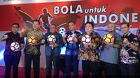 Ketua Umum PSSI, Edy Rahmayadi menerima sumbangsih berupa pemberian bola sebanyak 7.875 yang nilainya mencapai Rp 2,5 miliar dari Auto2000 dalam acara yang berlangsung di Hotel JS Luwansa, Jakarta, Kamis (22/6/2017). (Bola.com/Benediktus Gerendo Pradigdo)