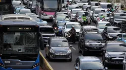 Kendaraan terjebak macet di Jalan Sudirman-Thamrin, Jakarta, Kamis (20/12). Pemerintah juga ingin mendorong masyarakat agar menggunakan angkutan umum yang murah dan nyaman seperti tranportasi multi moda. (Liputan6.com/JohanTallo)