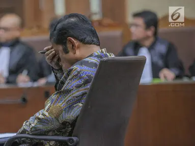 Terdakwa kasus dugaan suap proyek PLTU Riau-1 Idrus Marham menjalani sidang putusan di Pengadilan Tipikor, Jakarta Pusat, Selasa (23/4/2019). Mantan Sekjen Partai Golkar Idrus Marham mendapat vonis tiga tahun penjara dan denda Rp 150 juta subsidier dua bulan kurungan. (Liputan6.com/Faizal Fanani)