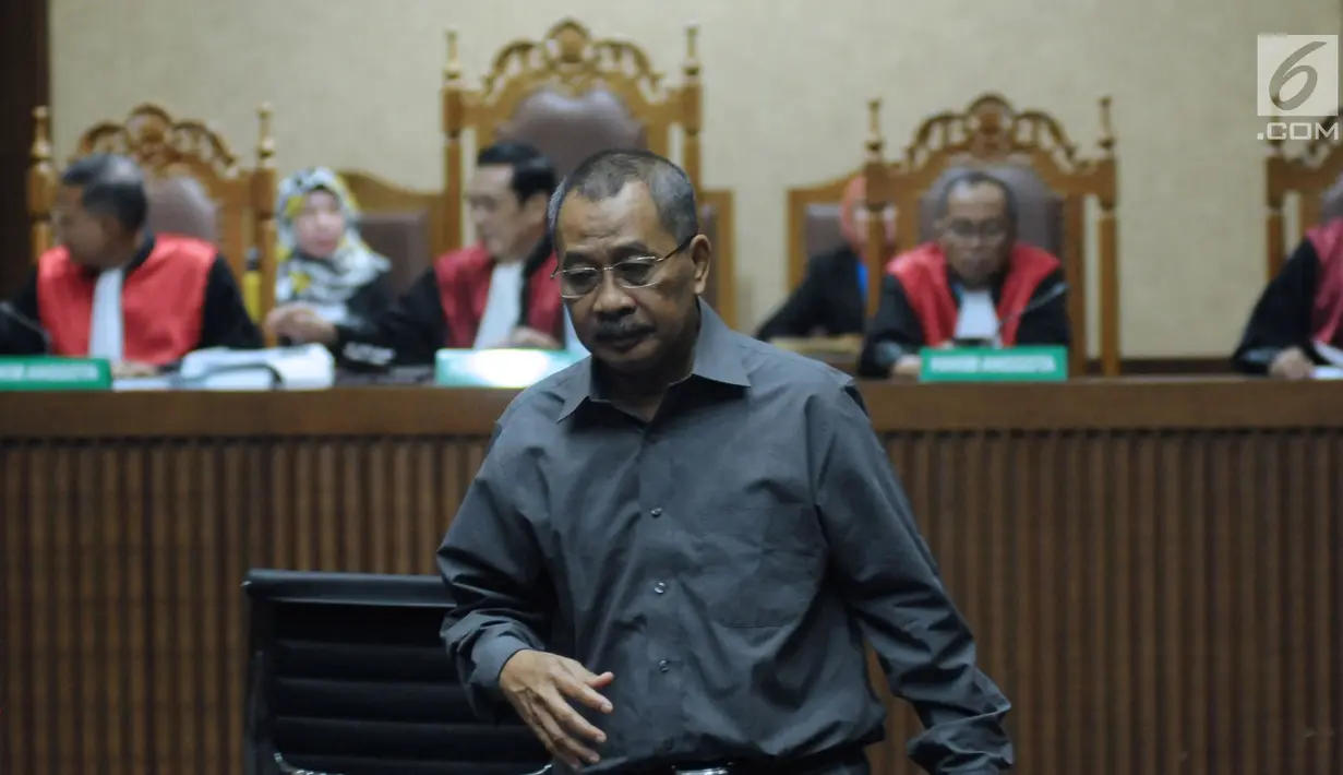 Terdakwa suap Hakim Pengadilan Tinggi Manado, Sudi Wardono usai menjalani sidang pembacaan nota pembelaan di Pengadilan Tipikor, Jakarta, Rabu (23/5). Sebelumnya, Sudi Wardono dituntut hukuman delapan tahun penjara. (Liputan6.com/Helmi Fithriansyah)
