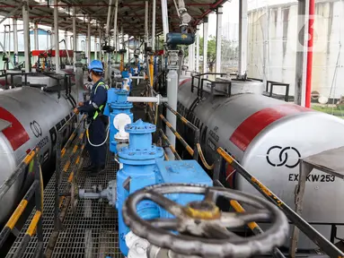 Pekerja mengecek kondisi Rail Train Wagon (RTW) di Pertamina TBBM Kertapati, Palembang, Sumatera Selatan, Selasa (10/9/2024). (Liputan6.com/Herman Zakharia)