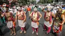 Wayang orang sambut obor Asian Games 2018 yang melintas di RSPAD Gatot Subroto - Hotel Borobudur Jakarta, Kamis (16/8). Pawai obor yang memasuki hari kedua dimulai dari Balai Kota DKI Jakarta dan berakhir di Gor Sunter.(Liputan6.com/Faizal Fanani)