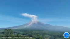 Gunung Semeru Erupsi 1.000 Meter, Wisatawan Diimbau Waspada
