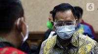 Mantan Direktur Pemeriksaan dan Penagihan Ditjen Pajak Tahun 2016-2019, Angin Prayitno Aji (kanan) usai sidang pembacaan tuntutan di Pengadilan Tipikor Jakarta, Selasa (11/1/2022). Angin Prayitno Aji merupakan terdakwa suap pengurusan pajak di Kementerian Keuangan. (Liputan6.com/Helmi Fithriansyah)