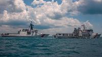 Kapal penjaga Pantai AS latihan bersama Bakamla RI di selat Singapura. (Dokumentasi Kedubes AS di Jakarta/Sersan Kevin Rivas)
