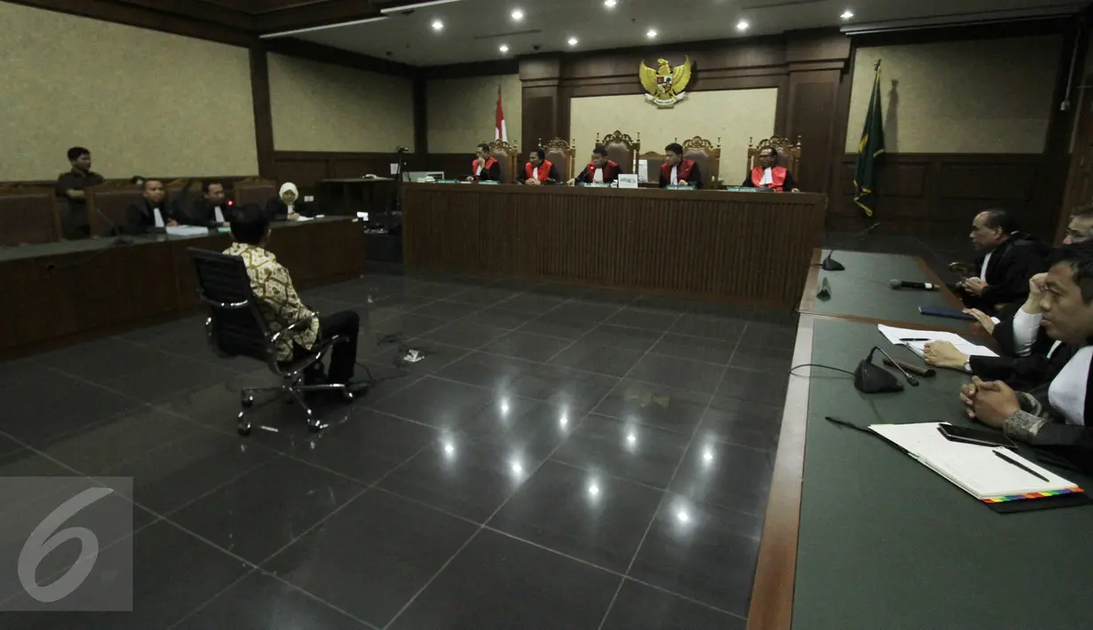 Irman Gusman saat menjalani sidang di Pengadilan Tipikor Jakarta, Senin (20/2). Irman Gusman divonis 4,5 tahun penjara karena terbukti menerima suap Rp 100 juta terkait kuota pembelian gula impor di Perum Bulog. (Liputan6.com/Helmi Afandi)