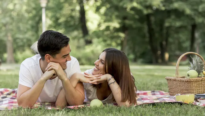 Hal Kecil yang Sering Diabaikan tapi Berdampak Besar dalam Hubungan - Cover