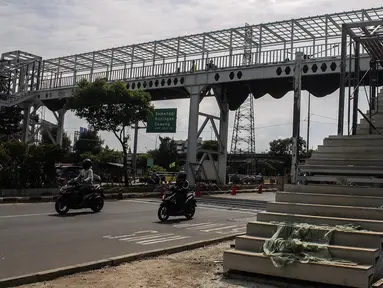 Suasana pembangunan JPO RPTRA Kalijodo di Jalan Pangeran Tubagus Angke, Kawasan RPTRA Kalijodo, Tambora, Jakarta Barat, Selasa (30/11/2021). JPO tersebut akan menjadi penghubung RPTRA Kalijodo dengan Masjid Al-Mubarokah, Kalijodo yang lokasinya berseberangan. (Liputan6.com/Johan Tallo)