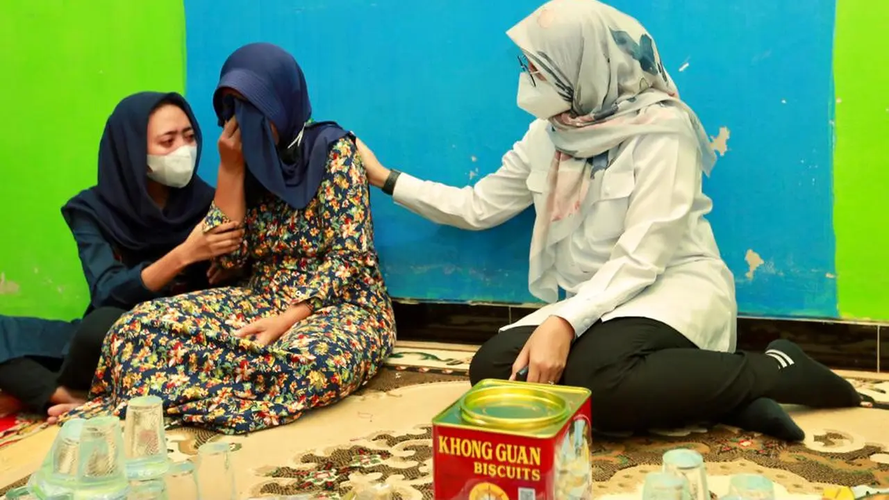 Bupati Banyuwangi Ipuk Fiestiandani  menemui salah satu keluarga korban KMP Yunicee. (Dian Kurniawan/Liputan6.com)