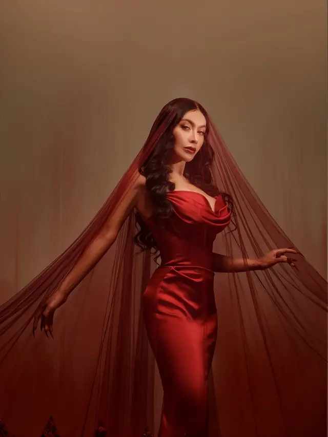 Potret Manglingi Denada Jadi Pengantin Bergaun Merah dan Makeup Bold Berlipstik Merah