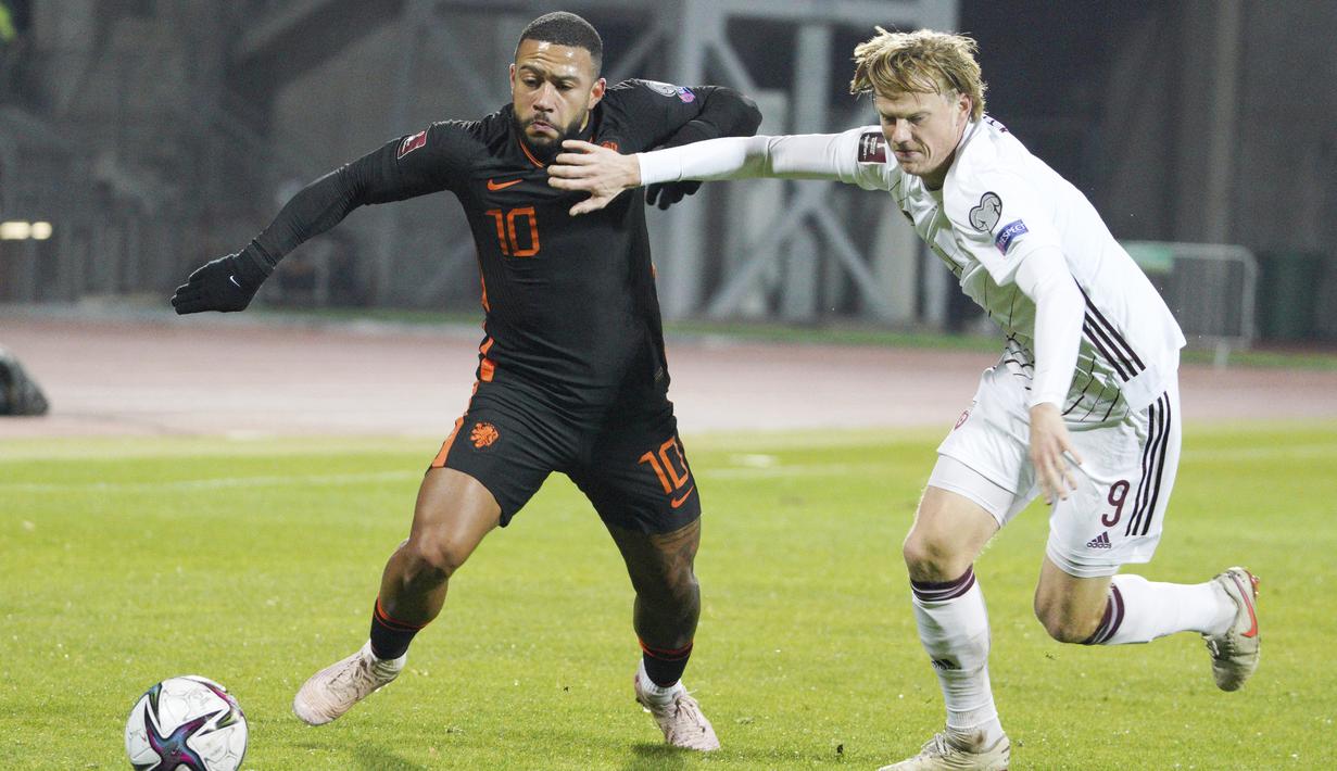 Pasukan Louis Van Gaal terlihat begitu mendominasi pertandingan. Depay dan kawan-kawan bertubi-tubi menggempur pertahanan Latvia. (AP/Roman Koksarov)