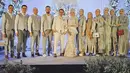 <p>Lain dengan pernikahan Sahrul Gunawan, bridesmaid dan groomsmen mengenakan warna abu-abu. Paduan bahan satin dan kain brokat membuat busana bridesmaid terlihat sempurna.[Instagram/dude2harlino]</p>