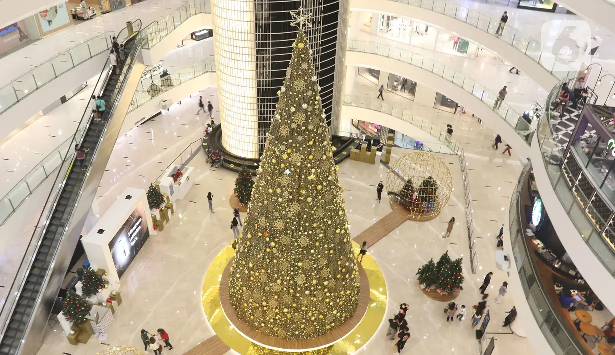 Pengunjung melintas di dekat pohon Natal di Senayan City, Jakarta, Selasa (14/12/2021). Senayan City mempersembahkan FESTIVE LUMINOUS dalam rangkaian momen perayaan Natal dan Tahun Baru 2022. (Liputan6.com/Faizal Fanani)