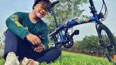 Danang D'Academy dikenal sebagi pedangdut yang pandai mix and match busana. Lewat Instagram pribadiya, ia cukup sering mengunggah gaya OOTD, Ketika sedang bersepeda, pemilik nama lengkap Danang Pradana Dieva ini tampil sporty. (Liputan6.com/IG/@danang_official91)