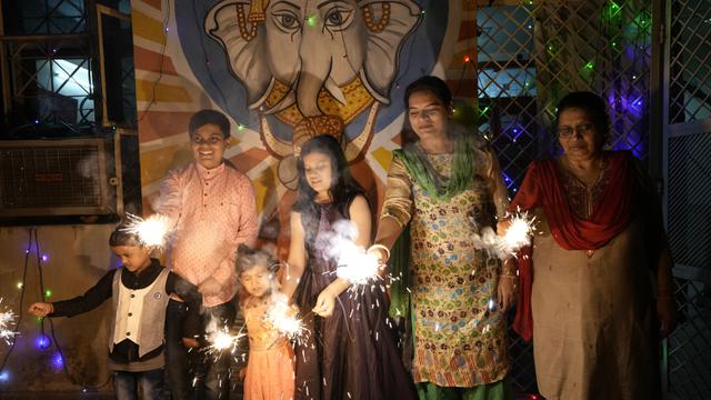Antusias Warga India Rayakan Festival Diwali