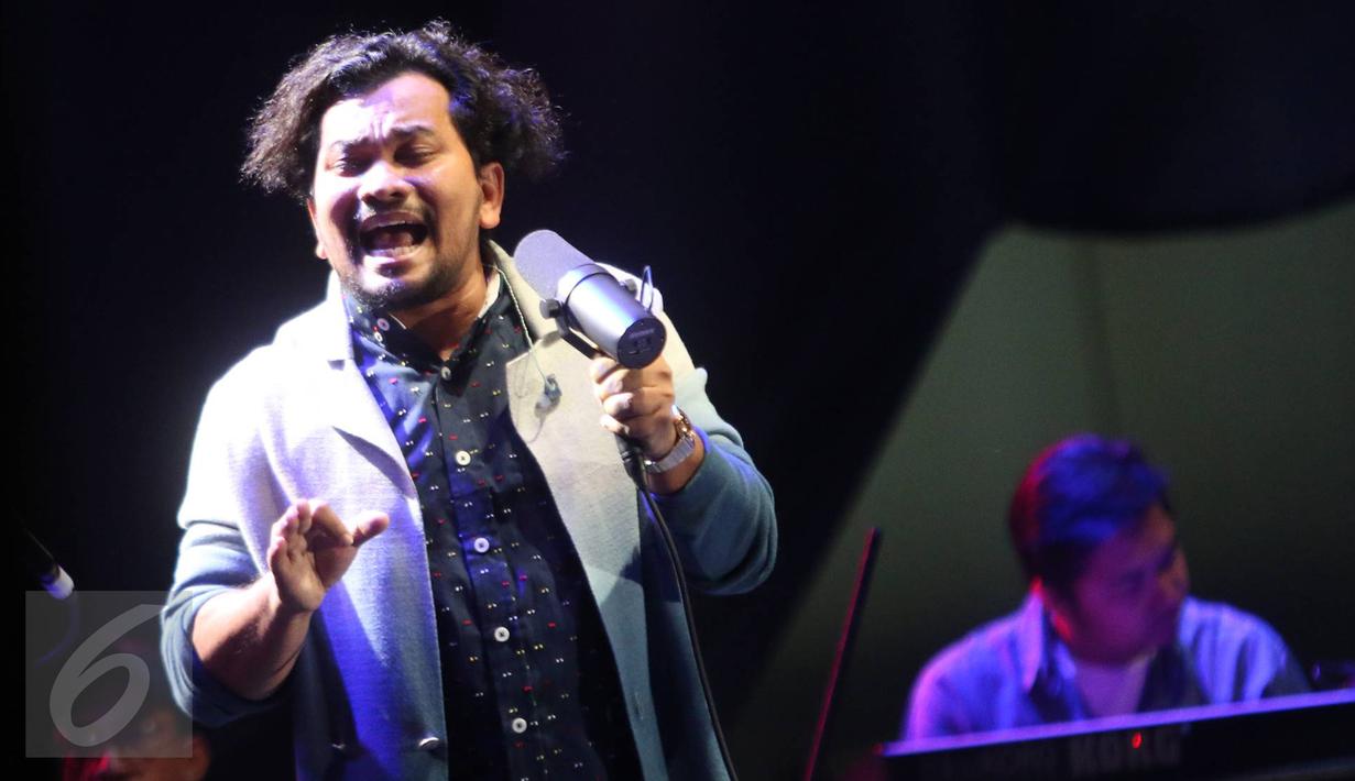 Aksi Tompi saat tampil dalam pagelaran musik BNI Java Jazz Festival 2017, Jakarta, Jumat (3/3). Di tahun ketiga penampilannya, Tompi membawakan sejumlah lagu, seperti Sedari Dulu, Bawa Daku, Tak Pernah Setengah Hati. (Liputan6.com/Immanuel Antonius)
