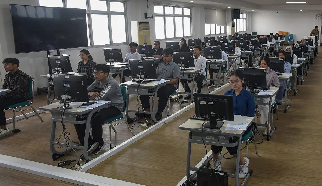 Hari ini secara serentak pelaksanaan UTBK-SNBT 2025 dimulai. UTBK-SNBT 2025 diikuti 860.976 peserta dan memperebutkan 259.564 kursi di Perguruan Tinggi Negeri (PTN). (merdeka.com/Arie Basuki)