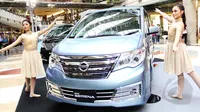 PT Nissan Motor Indonesia (NMI) meluncurkan New Nissan Serena dengan berbagai penyegaran desain, baik eksterior dan interior di kawasan Pondok Indah, Jakarta, Jumat (13/3/2015). (Liputan6.com/Helmi Afandi)