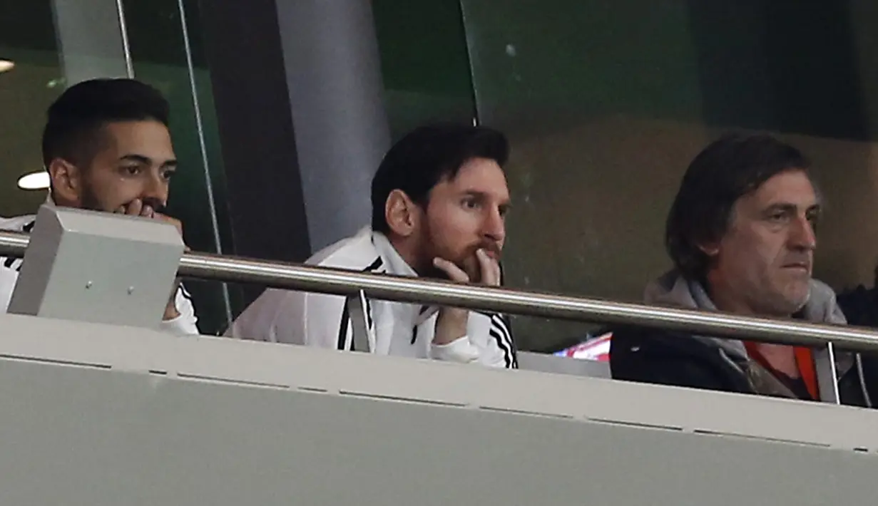 Ekspresi Lionel Messi (tengah) saat menyaksikan laga Argentina melawan Spanyol di Wanda Metropolitano stadium, Madrid, (27/3/2018). Pada laga tersebut Argentina kalah 1-6. (AP/Paul White)