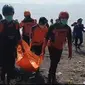 Jasad seorang santri yang temukan di Pantai Bomo Banyuwangi dievakuasi oleh tim SAR gabungan (Istimewa)