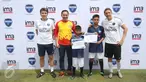  Technical Director of PSG Academy Cedric Cattenoy (kiri), Head Coach PSG Academy Benjamin Houri (kanan) dan Division Head Consumer Engagement Indosat Ooredoo Benny Hutagalung berfoto bersama anak-anak, Jakarta, (3/4). (Liputan6.com/Immanuel Antonius)