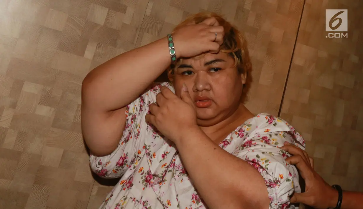 Pretty Asmara ditangkap oleh Subdit 2 Ditresnarkoba pada hari minggu (16/07/2017), dengan barang bukti sabu 2,03 gram, Ekstasi 23 butir, Happy Five 38 butir dan uang tunai 25 juta, Jakarta, Selasa (18/7). (Liputan6.com/Herman Zakharia)