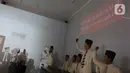 Dua pelajar mengamati diorama Kongres Pemuda II di Museum Sumpah Pemuda, Jakarta, Senin (28/10/2024).
