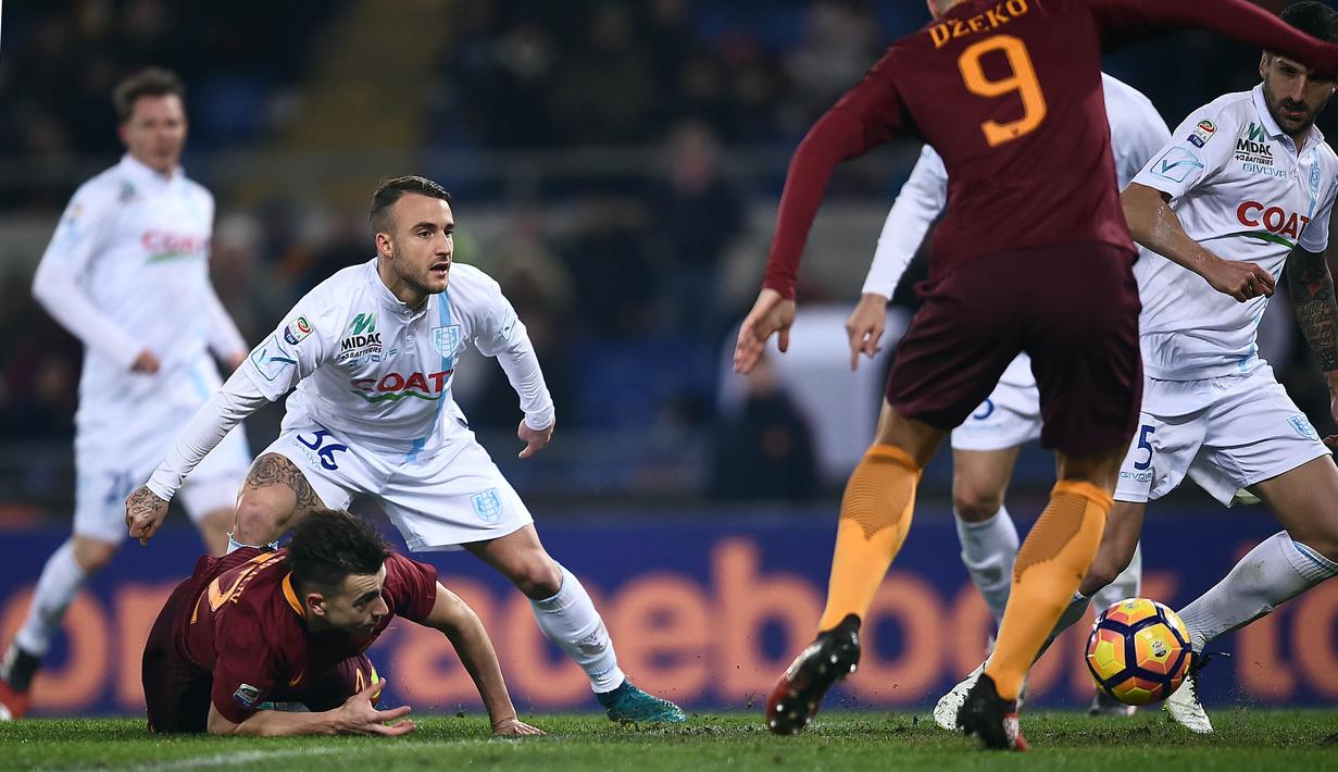 Pemain AS Roma, Edin Dzeko (kanan) mencoba mengecoh para pemain Chievo pada lanjutan Serie A Italia di Olympic Stadium, Roma, (22/12/2016). Roma menang 3-1.  (AFP/Filippo Monteforte)