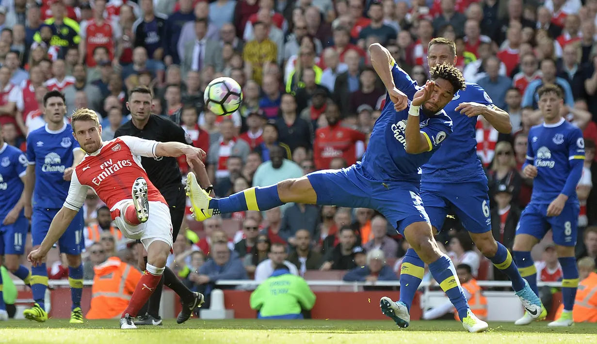 Gelandang Arsenal, Aaron Ramsey, melesatkan tendangan ke gawang Everton pada laga Premier League, di Stadion Emirates, Minggu (21/5/2017).  Arsenal menang 3-1. (EPA/Gerry Penny)