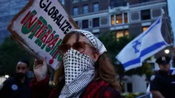 Sejumlah aktivis pro-Palestina menggelar aksi unjuk rasa di luar hotel tempat Perdana Menteri Israel Benjamin Netanyahu selama berada di New York, Amerika Serikat pada 25 September 2025. (Leonardo MUNOZ/AFP)